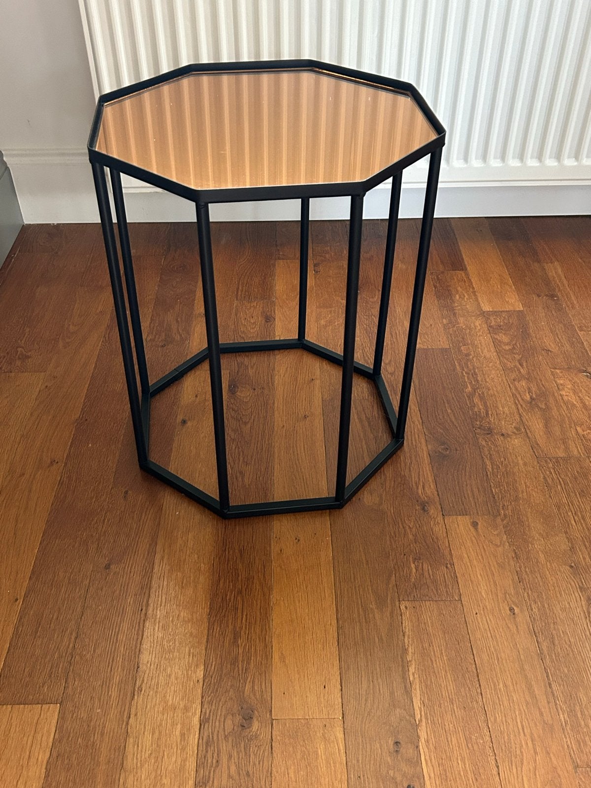 Stijlvolle bijzettafel met glazen blad - Zwart metaal, Huis en Inrichting, Minder dan 55 cm, Overige vormen, Ophalen, 45 tot 60 cm