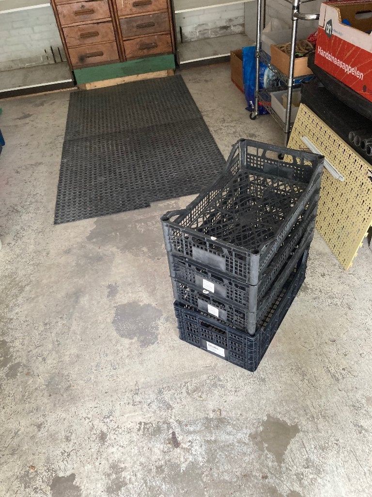 Plastic bakken en plastic kratten, Ophalen