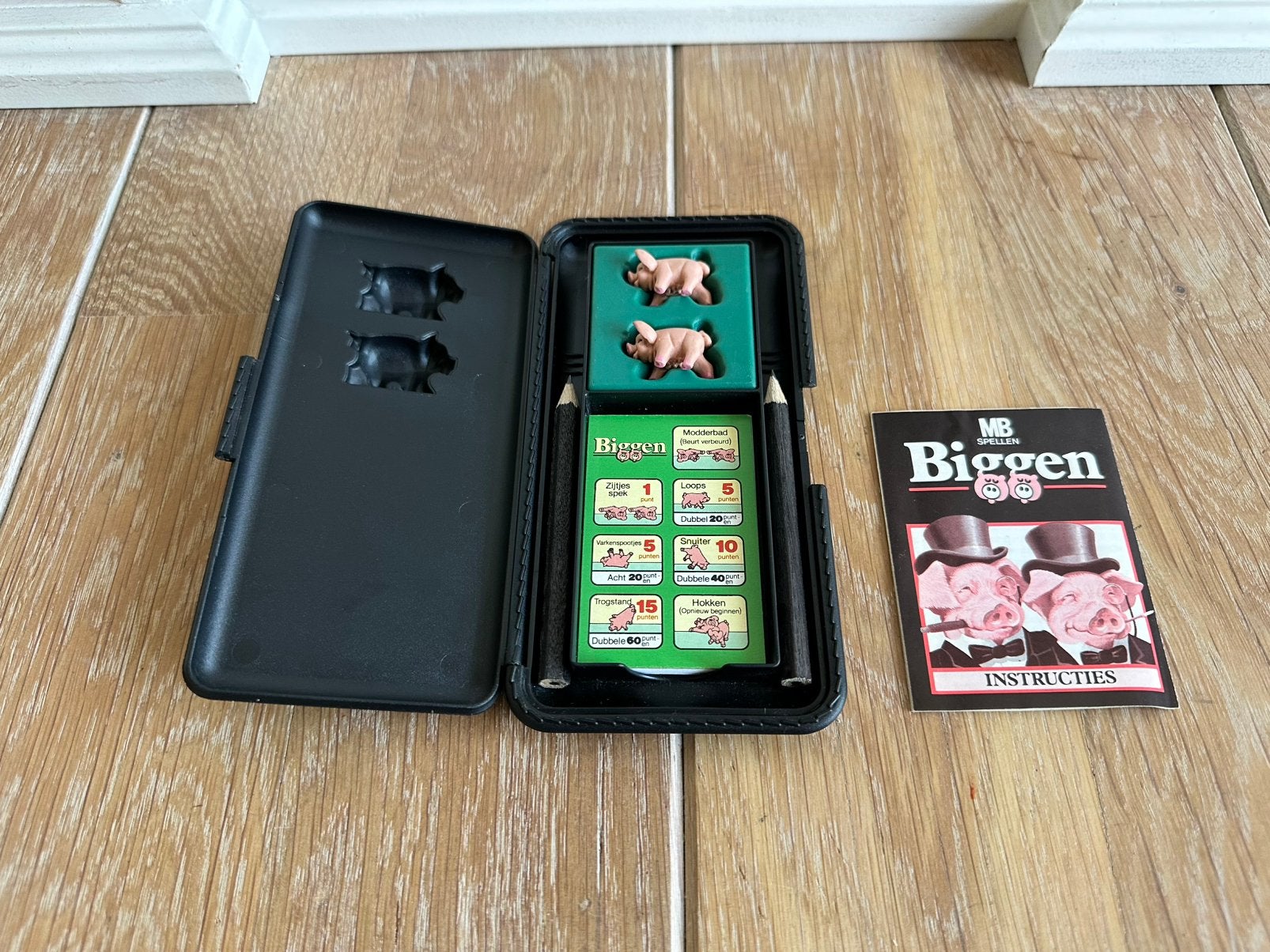 Biggen spel van MB in kunststof box uit 1984., Hobby en Vrije tijd, Gezelschapsspellen | Kaartspellen, Ophalen, Zo goed als nieuw