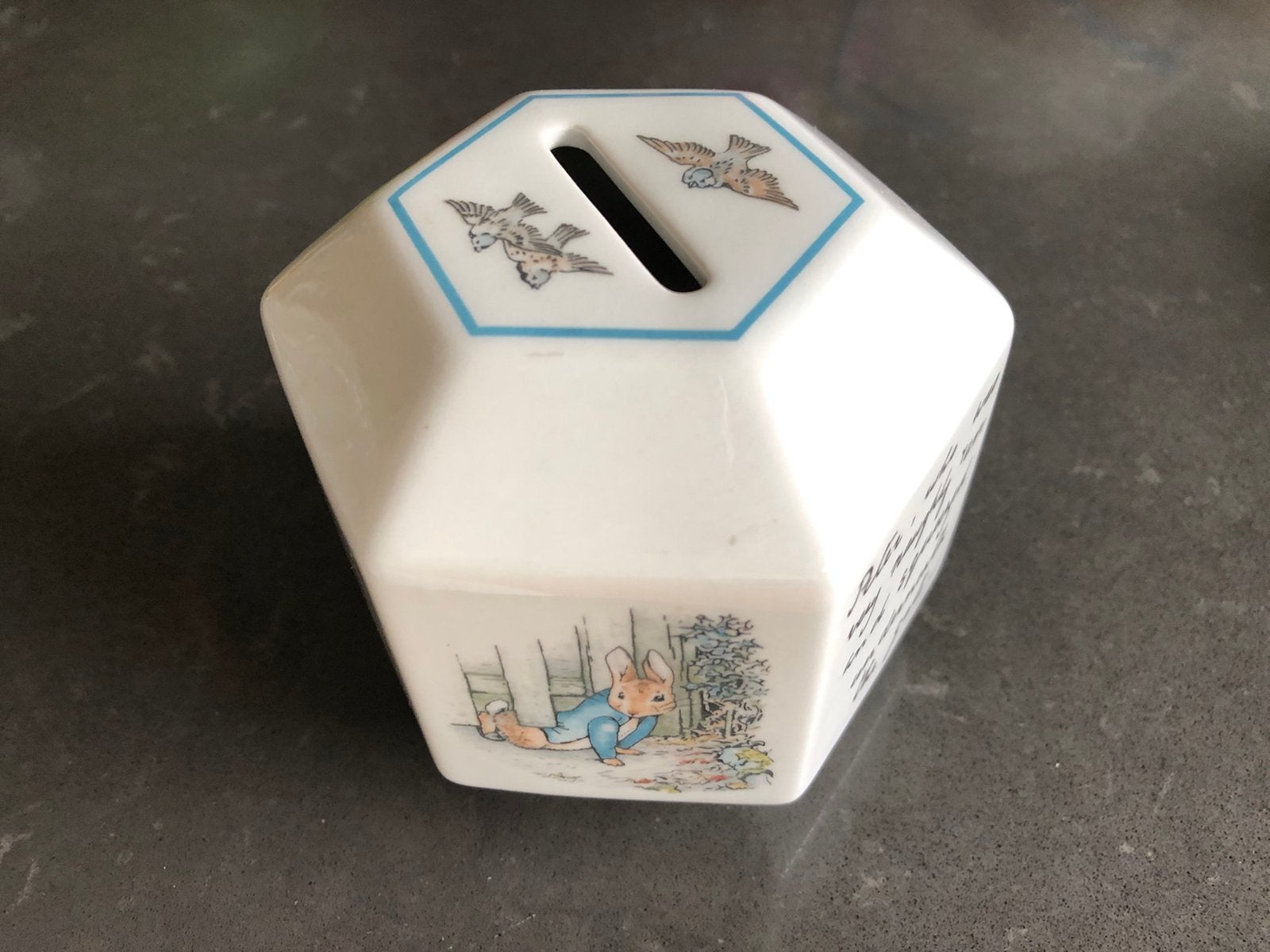 Peter Rabbit spaarpot Wedgwood, Ophalen of Verzenden, Zo goed als nieuw, Steen, Aardewerk of Keramiek, Dier