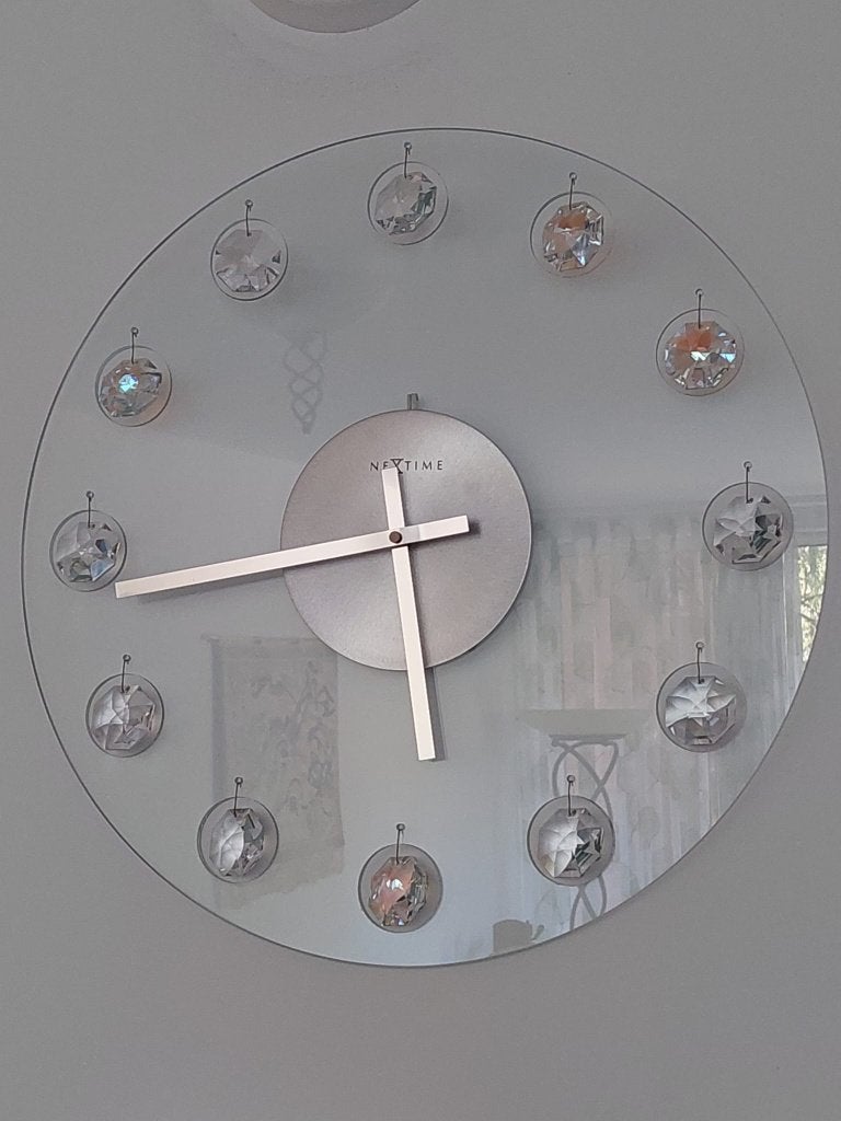 glazen design wandklok met 12 kristallen, rond 50 cm., Huis en Inrichting, Ophalen, Wandklok, Analoog, Werkt op batterijen