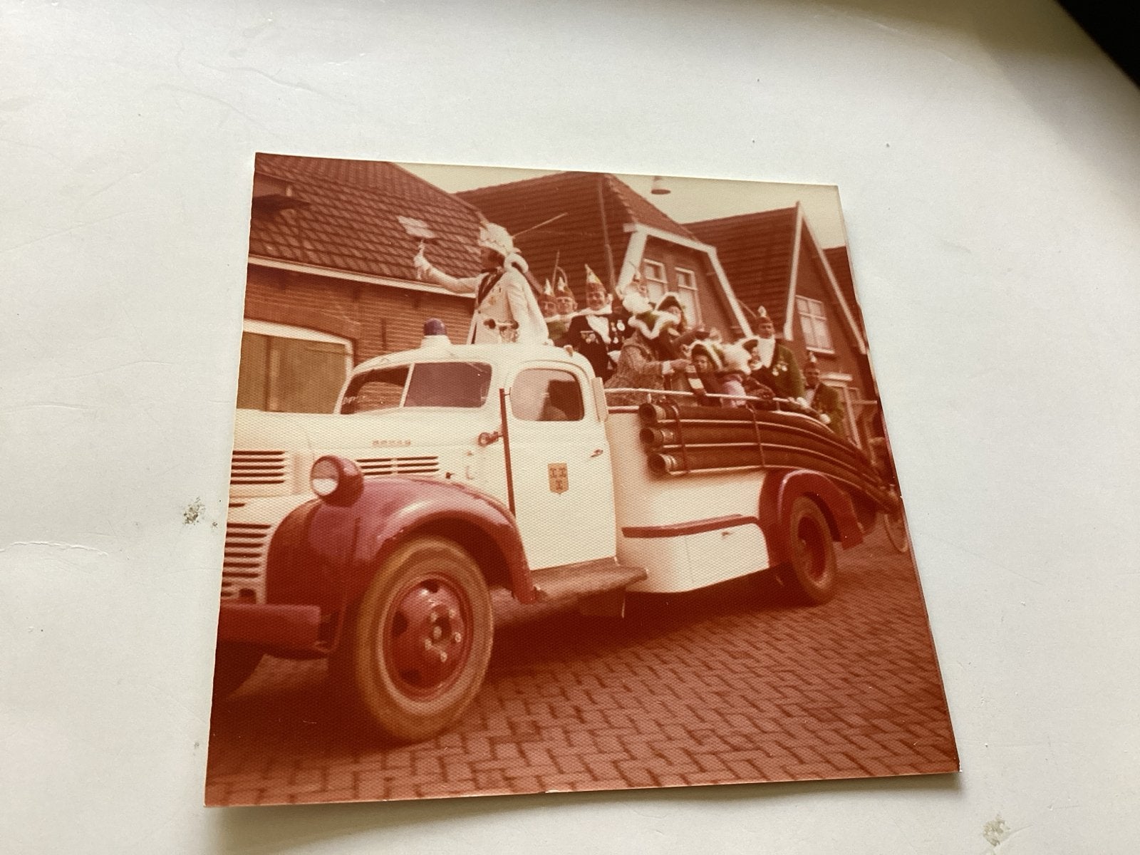 Culemborg carnavals Optocht met brandweerwagen 9x9 cm, 1960 tot 1980, Gebruikt, Foto, Ophalen of Verzenden