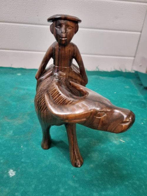 beeld hout waterbuffel met man antiek, Ophalen of Verzenden
