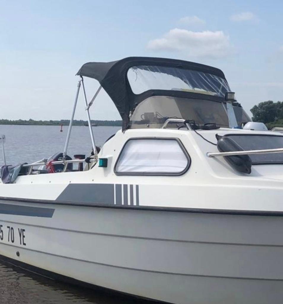 Ryds 535fc sportieve kajuitboot, Gebruikt, Kajuitboot, Buitenboordmotor, Trailer