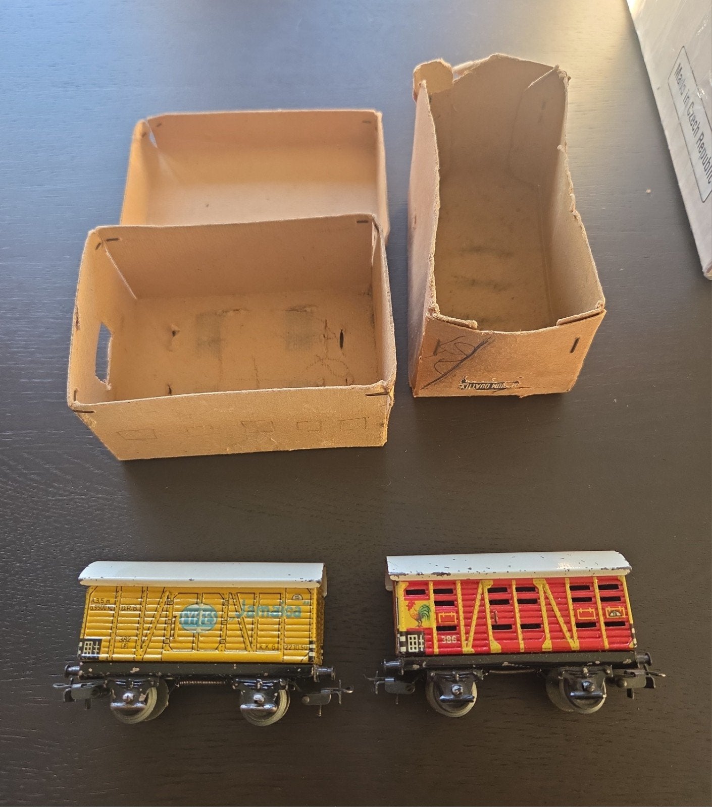 Märklin Bananenwagen H0 382 en kippenwagon H0 386