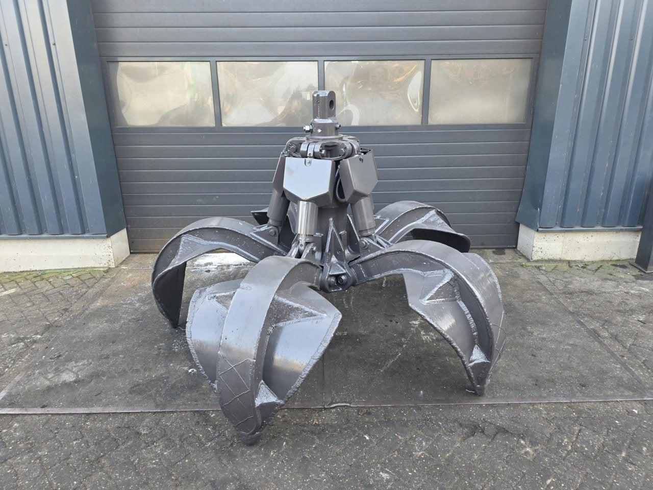 fuchs 800 liter poliepgrijper, Zakelijke goederen