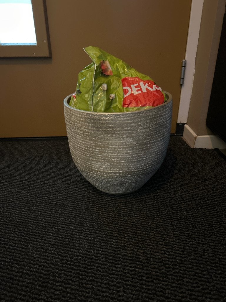 Pot voor plant of boompje, Huis en Inrichting, Woonaccessoires | Vazen, Ophalen, Zo goed als nieuw, Inclusief decoratie