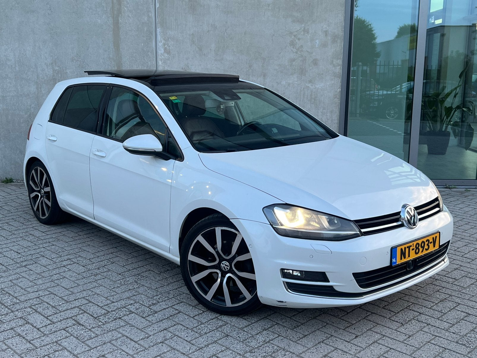 BomVolle Volkswagen Golf 7 1.4 TSI DSG AUT7/Panorama/LED/APK, 4 cilinders, Wit, Leder, 650 kg