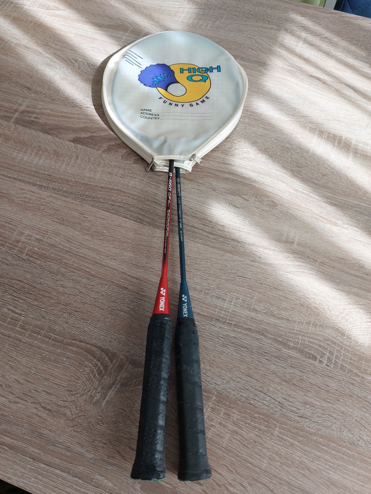 2 Yonex badminton rackets met hoes, Ophalen of Verzenden, Gebruikt, Racket(s)