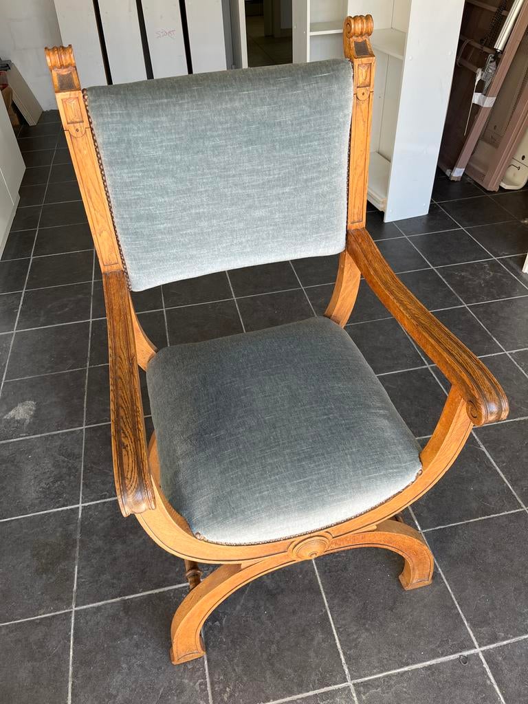 Antieke houten stoel met blauwgrijze bekleding, Ophalen