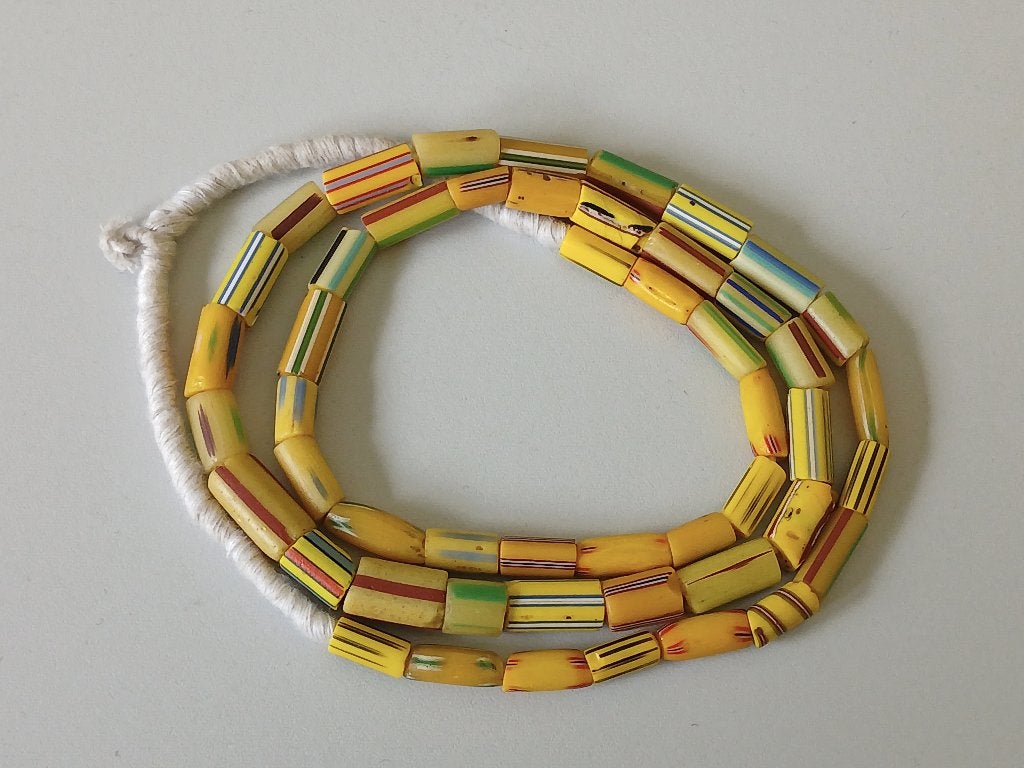 Ketting gestreepte kralen, ca 1930 Trade beads Afrika, Antiek en Kunst, Sieraad, Afrika, Ophalen of Verzenden, Geel