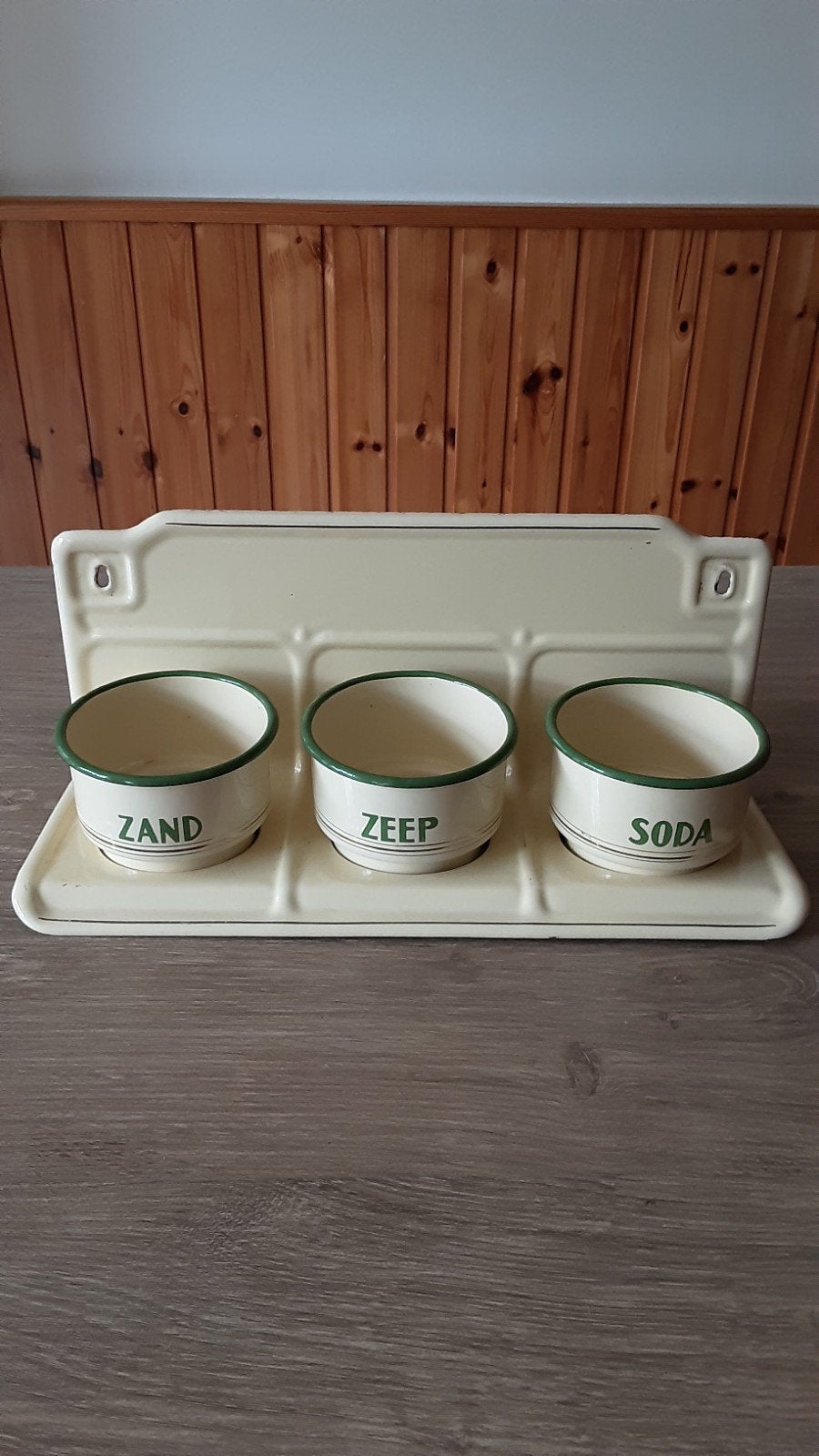 EMAILLE BEIGE ZAND ZEEP EN SODA MET REKJE EN GOUDEN BIES., Ophalen of Verzenden