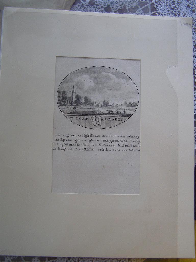 gravure 1795 Het Dorp Laren (NH) achter passe partout, Antiek en Kunst, Kunst | Etsen en Gravures, Stadsgezicht, Met tekst, Ophalen of Verzenden