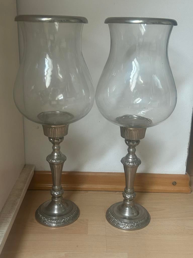 Set van 2 glazen windlichten met zilverkleurige voet, Ophalen of Verzenden, Zo goed als nieuw
