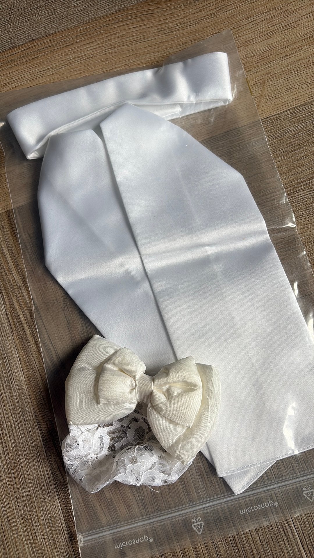 Nieuwe plastron wit  + gratis haarspeld room, Ophalen of Verzenden, Nieuw, Dressuur, Overige typen