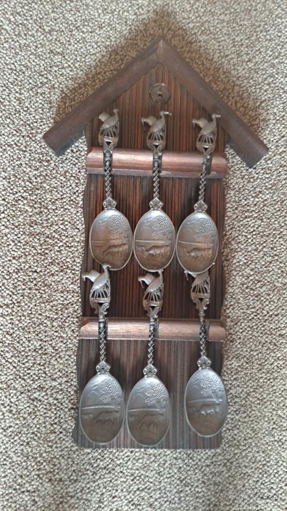 Vintage decoratieve lepels op houten rek, Ophalen of Verzenden