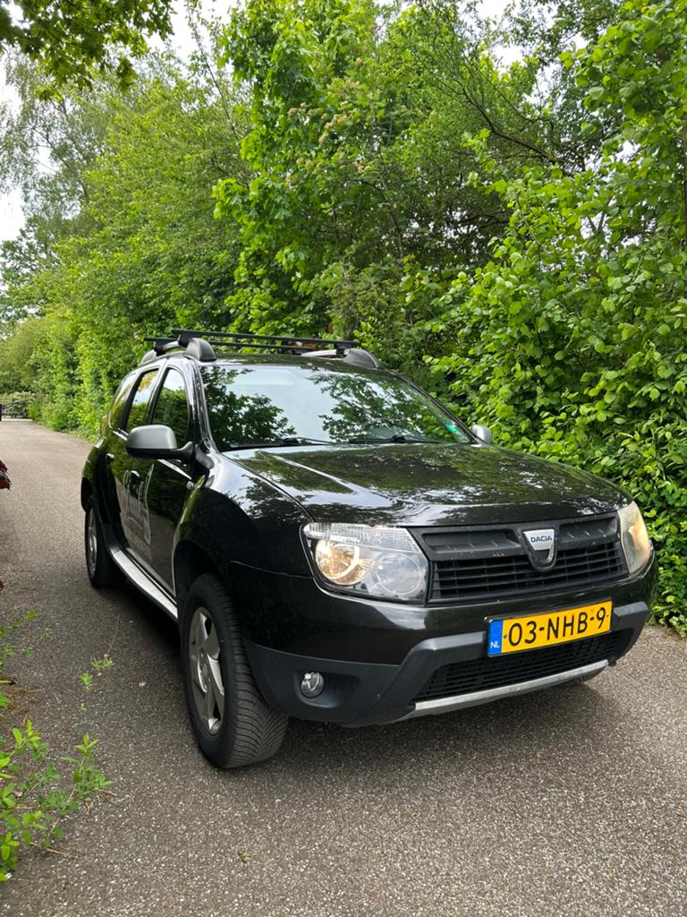 Dacia Duster 1.6 16V BENZINE | Nieuwe distributie & apk, Auto's, Dacia, Zwart, 4 cilinders, Duster, 1200 kg