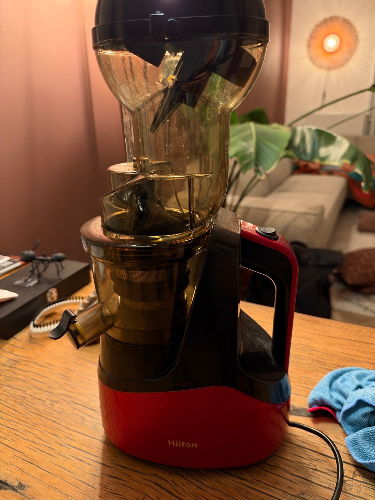 Hilton Slowjuicer - Rood/Zwart - Zo goed als nieuw, Ophalen of Verzenden, Zo goed als nieuw, Elektrisch, Slowjuicer