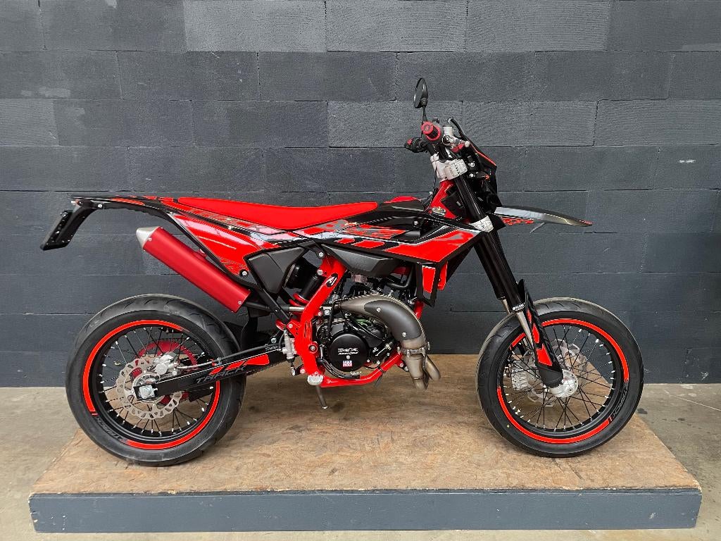 Beta RR 50 Motard Track 2026 Zwart, Nieuw 50cc AM6 Voorraad, Ophalen, 6 versnellingen, Maximaal 45 km/u, Nieuw