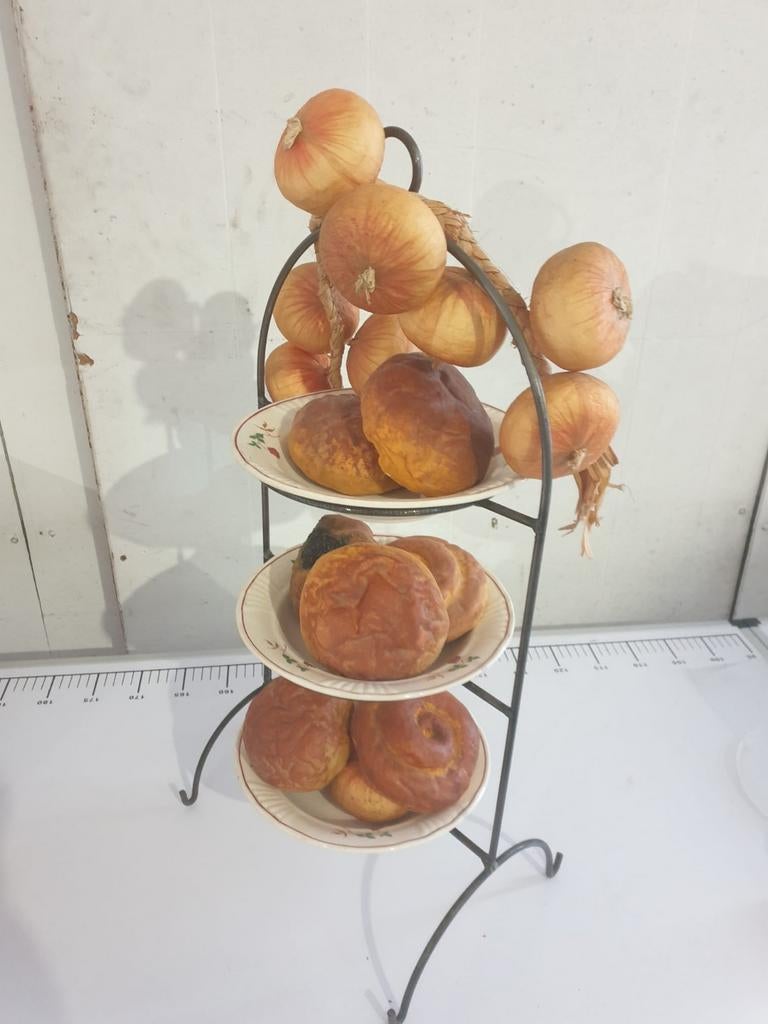 Borden etagère met kunstbrood., Ophalen