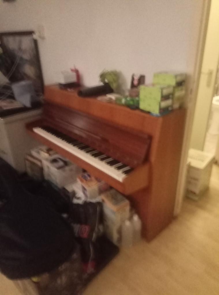 Mooi  Compacte Fuchs & Mohr Upright Piano met dehumidifier, Muziek en Instrumenten, Piano's, Ophalen, Gebruikt, Bruin, Piano