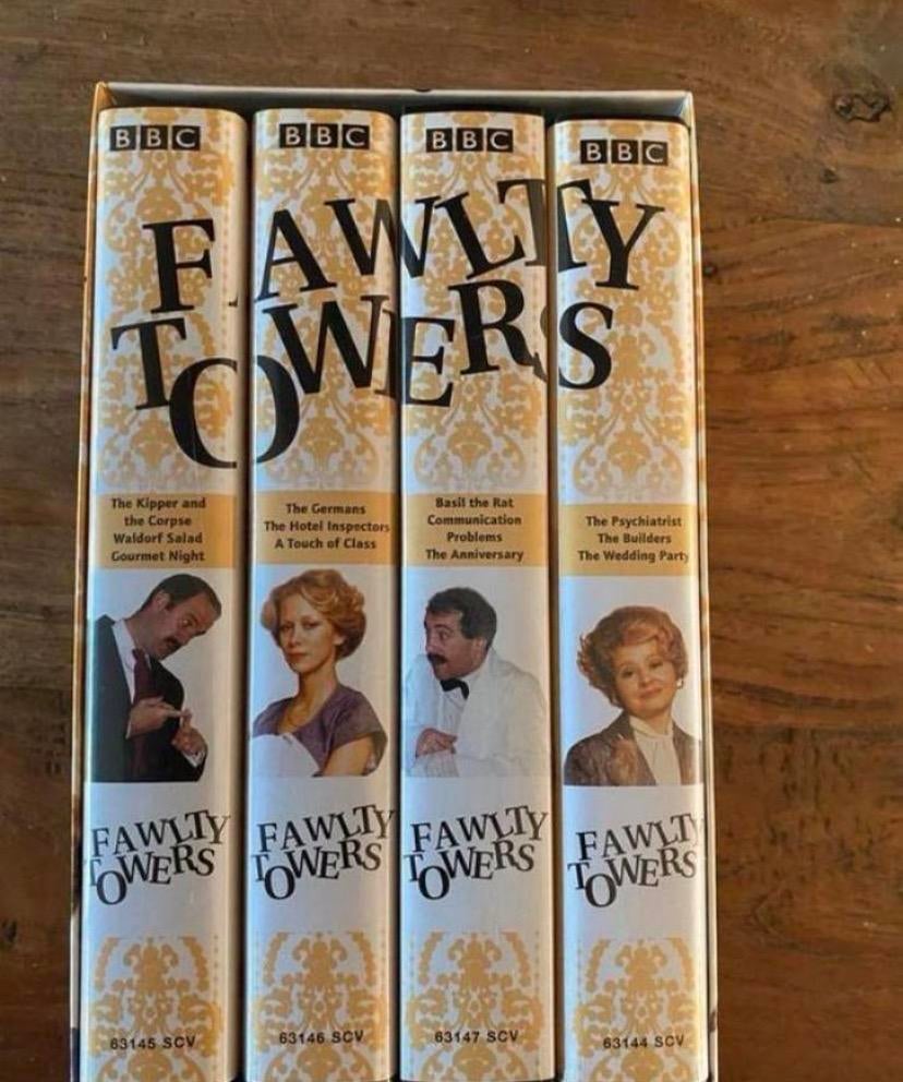 Fawlty Towers - Complete Serie VHS Boxset, Alle leeftijden, Ophalen of Verzenden, Zo goed als nieuw, Tv-serie of Tv-programma