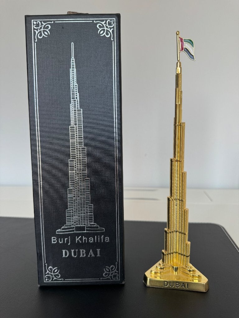 Gouden Burj Khalifa souvenir, Ophalen