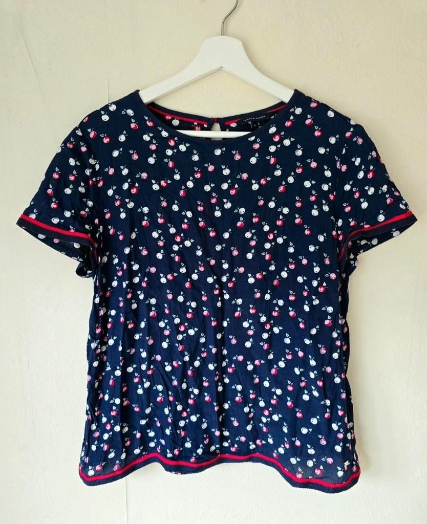 Tommy Hilfiger shirtje met kersen., Kleding | Dames, T-shirts, Zo goed als nieuw, Maat 38/40 (M), Blauw, Korte mouw, Ophalen of Verzenden