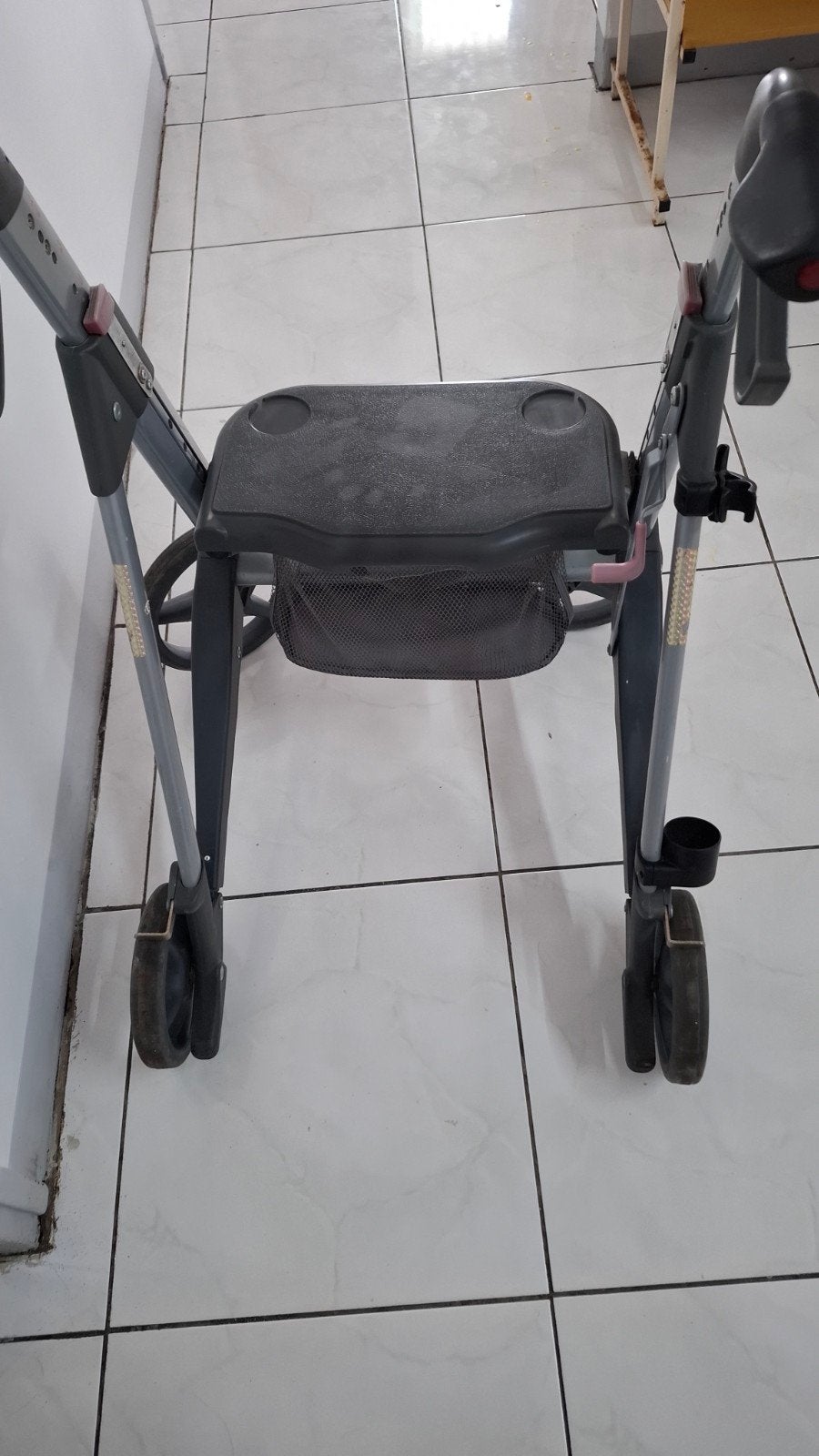 Rollator te koop IN SURINAME, Diversen, Ophalen, Opvouwbaar, Zo goed als nieuw