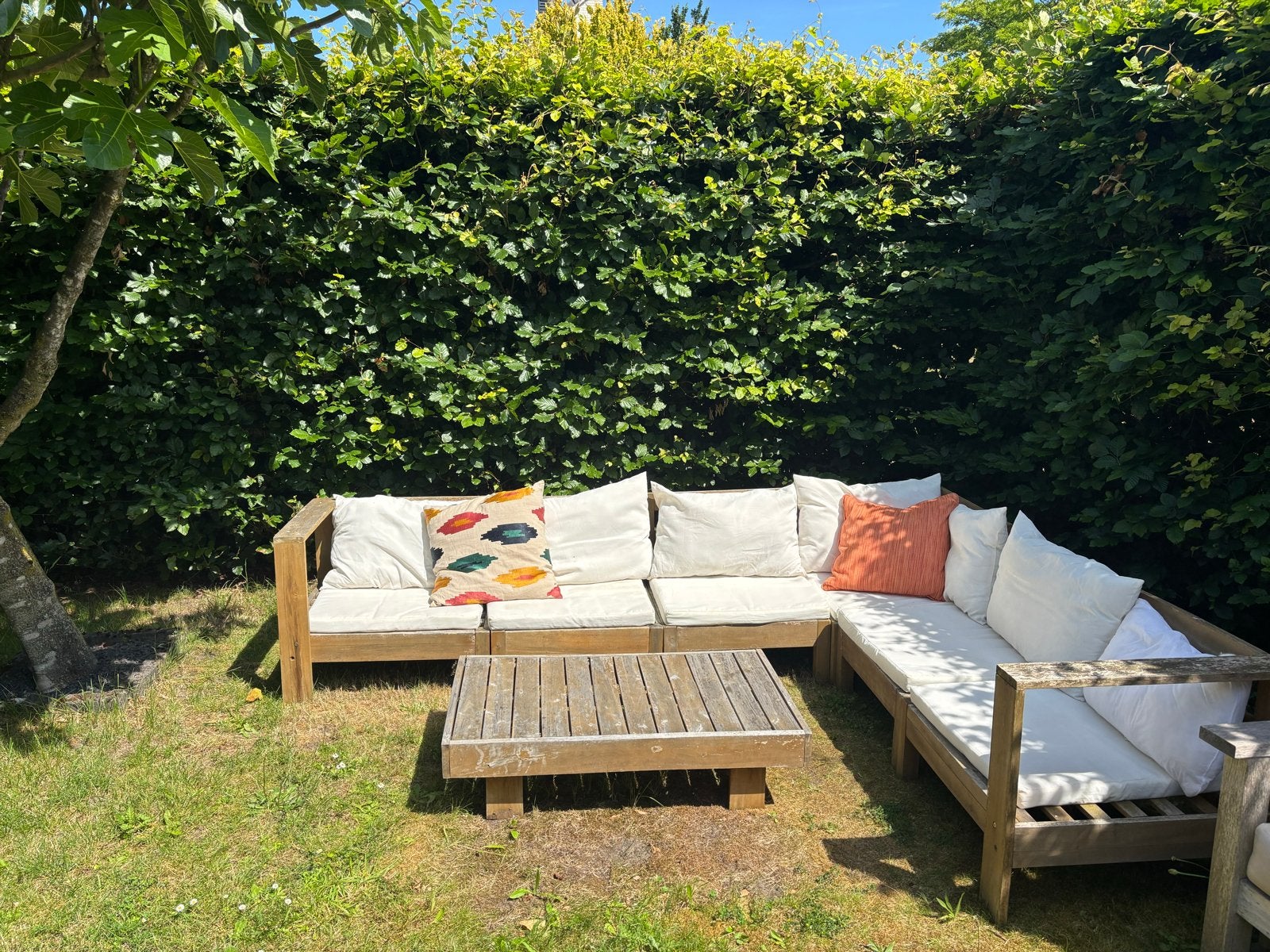 Houten loungeset met witte kussens en salontafel, Ophalen, Gebruikt, Loungeset, Bank