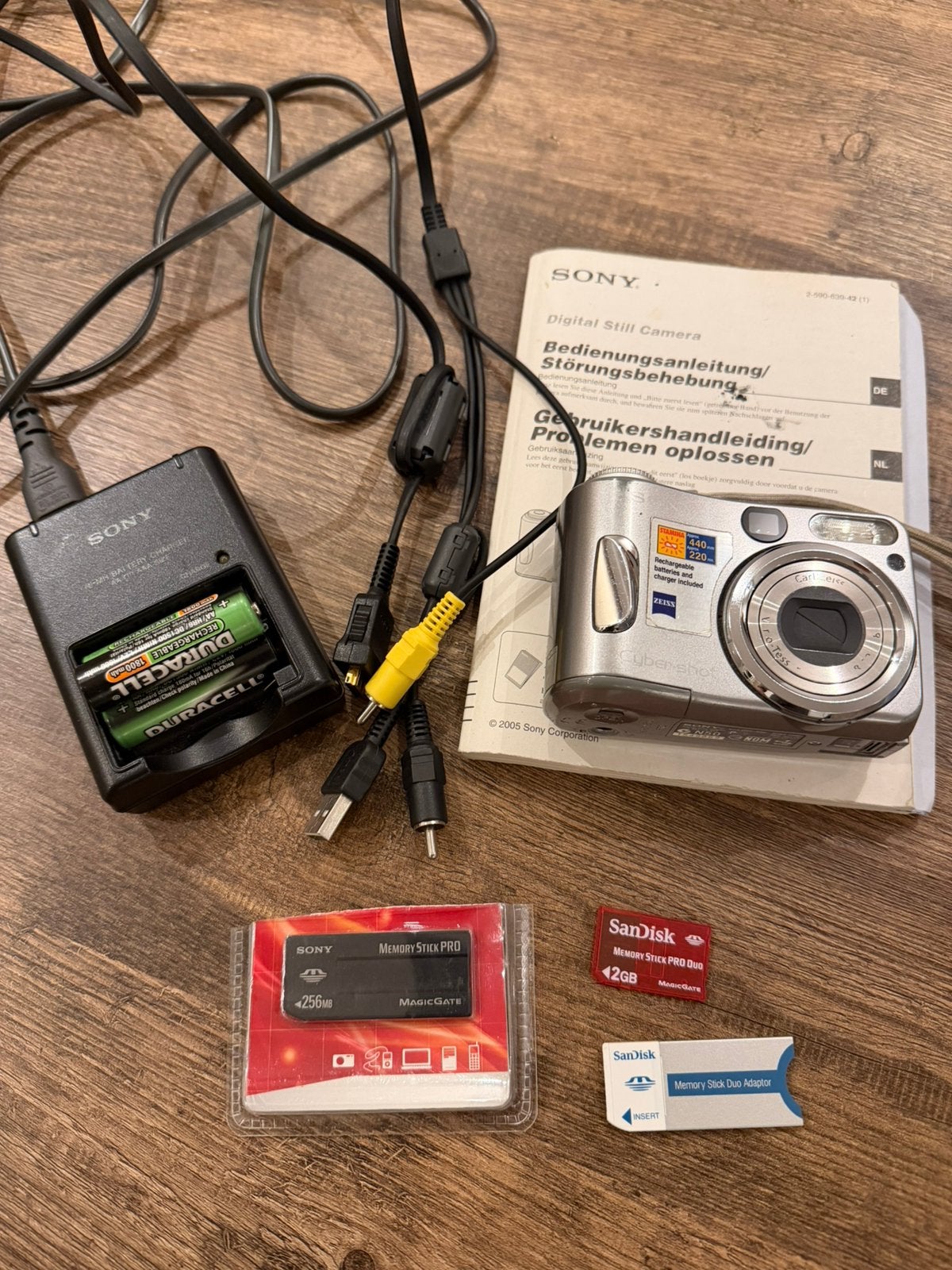 Sony Digitale Compactcamera met Accessoires, Audio, Tv en Foto, Gebruikt, Ophalen of Verzenden, Compactcamera, Accu