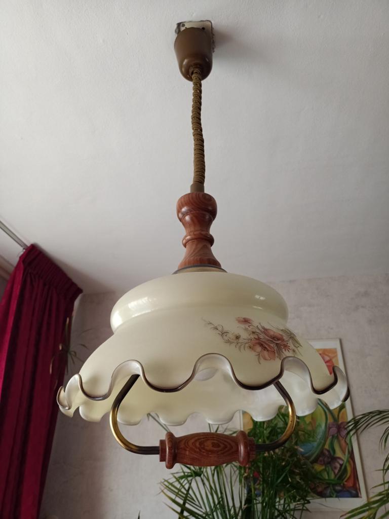 Vintage hanglamp met bloemmotief en houten details, Huis en Inrichting, Ophalen, Gebruikt, 50 tot 75 cm, Vintage, Landelijk, Klassiek