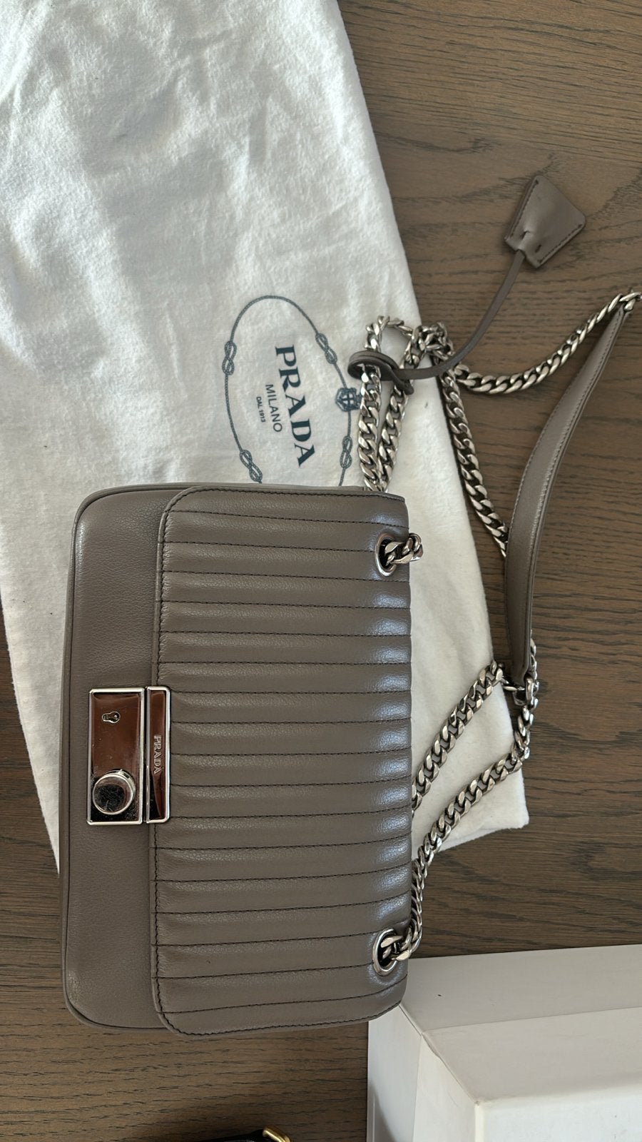 Leren grijze Prada tas met zilveren hardware, Ophalen of Verzenden, Gebruikt, Grijs, Schoudertasje