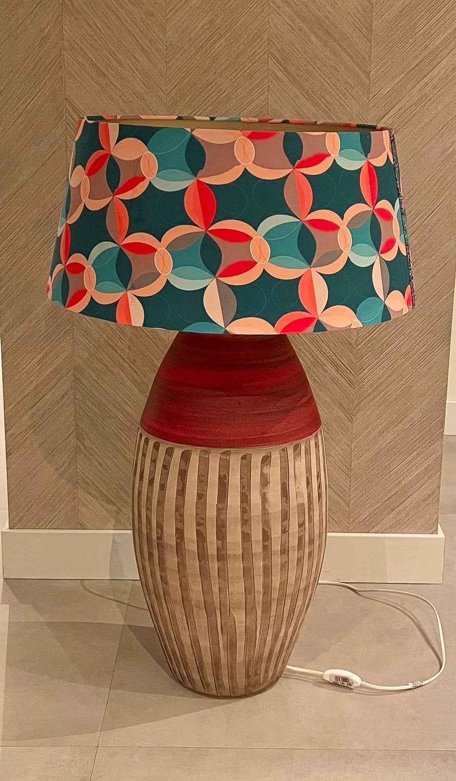Grote unieke vintage keramische lamp met retro kap., Ophalen, Textiel, E27 (groot), Zo goed als nieuw