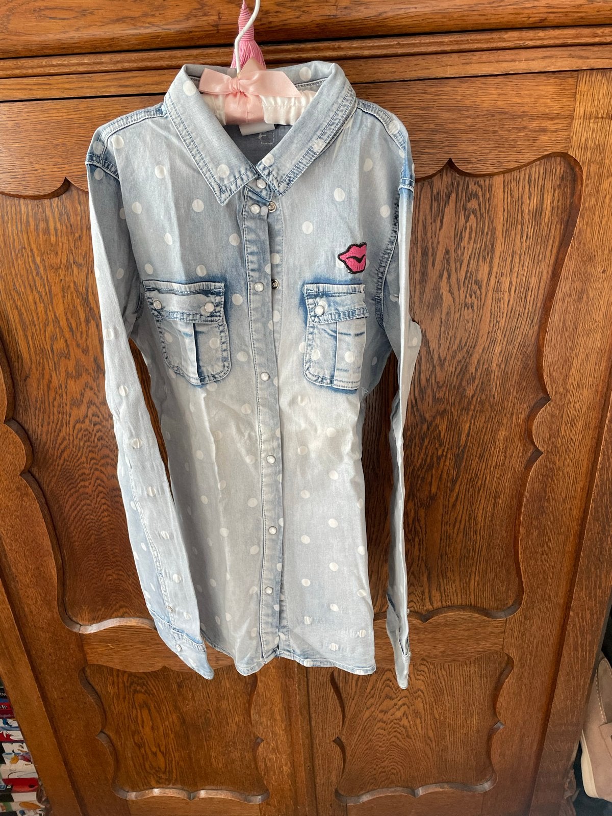 Retour spijkerblouse met stippen en lippenpatch, Ophalen of Verzenden, Zo goed als nieuw, Meisje, Overhemd of Blouse
