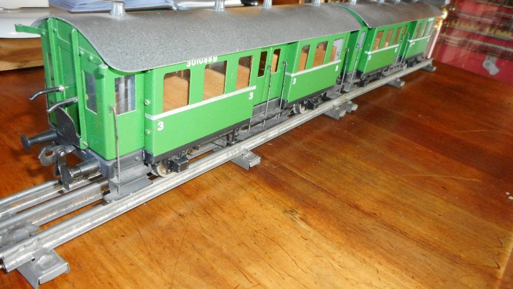 SPOOR 0: 2 gekoppelde  metalen 2 assige personen wagons, Overige merken, Gelijkstroom of Wisselstroom, Wagon, Ophalen of Verzenden
