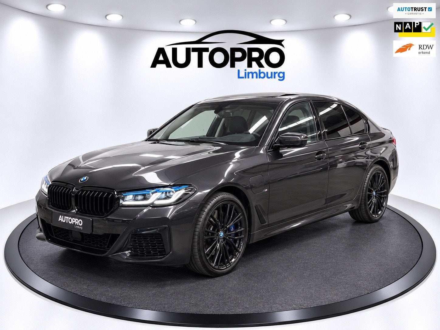 BMW 5-serie 545e xDrive M-sport Business Edition Plus |HUD|P, Auto's, Dealer onderhouden, Gebruikt, 2000 kg, 120 €/maand