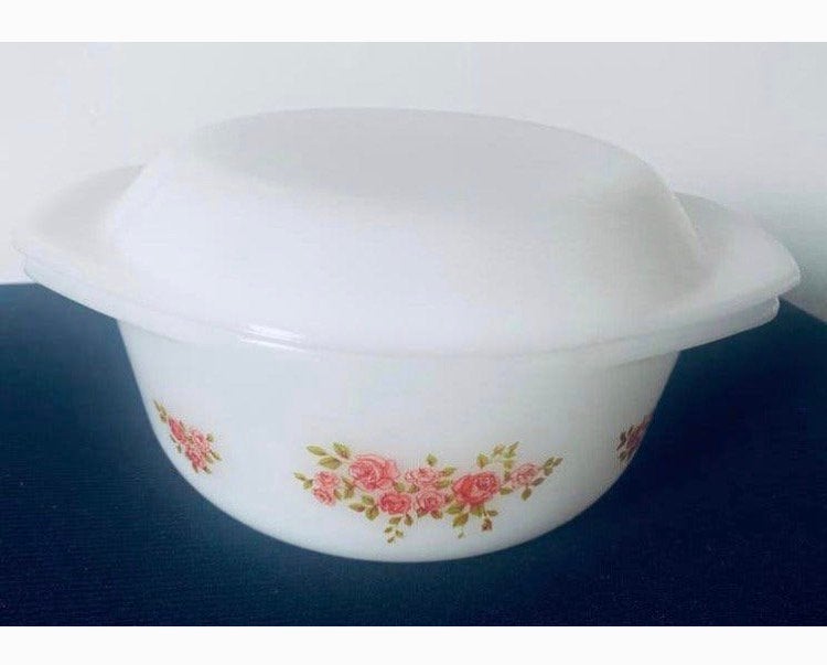 Arcopal schaal met deksel met roze bloemen rondom. D. 20 cm, Huis en Inrichting, Ophalen of Verzenden, Overige stijlen, Glas, Schaal of Schalen