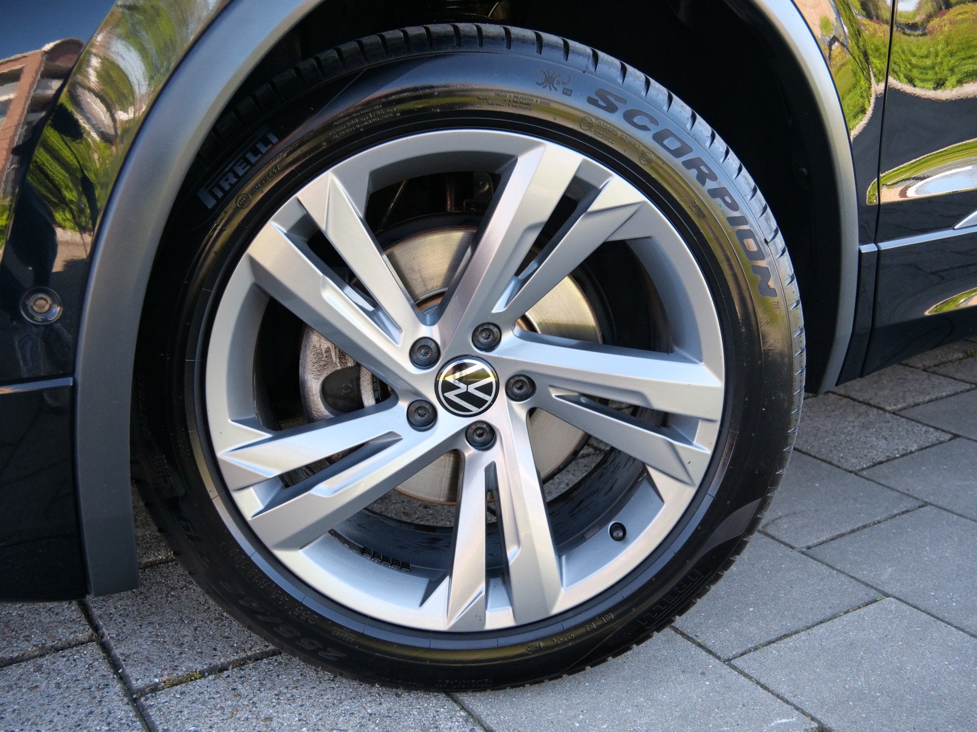 Volkswagen Tiguan Allspace 1.5 TSI R-Line Business 150 Pk Au, 4 cilinders, 150 pk, Alcantara, Zwart