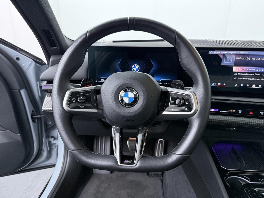 BMW 5-serie 520i M Sport Pro | Glazen Panoramadak | Trekhaak, Auto's, Automaat, 1998 cc, Achterwielaandrijving, Gebruikt