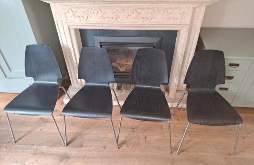 Set van 4 zwarte eetkamerstoelen met een houten zitting, Ophalen, Gebruikt