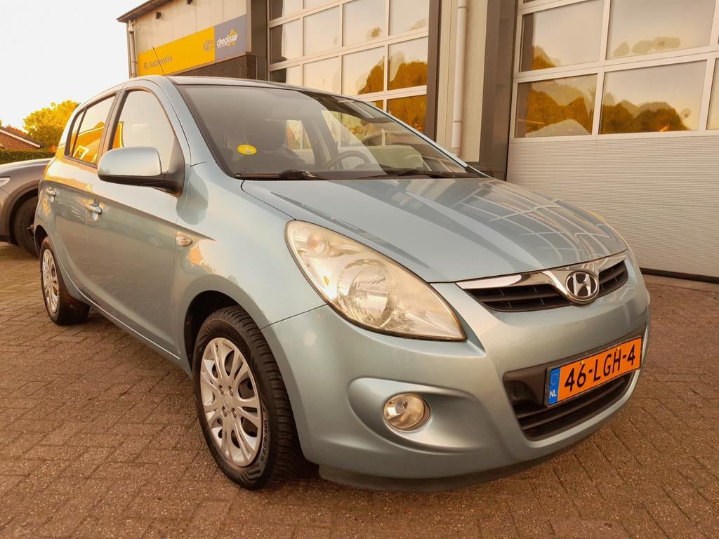 Hyundai I20 1.2i DynamicVersion - Airco - 5 Deurs, Auto's, Gebruikt, 31 €/maand, 4 cilinders, Blauw