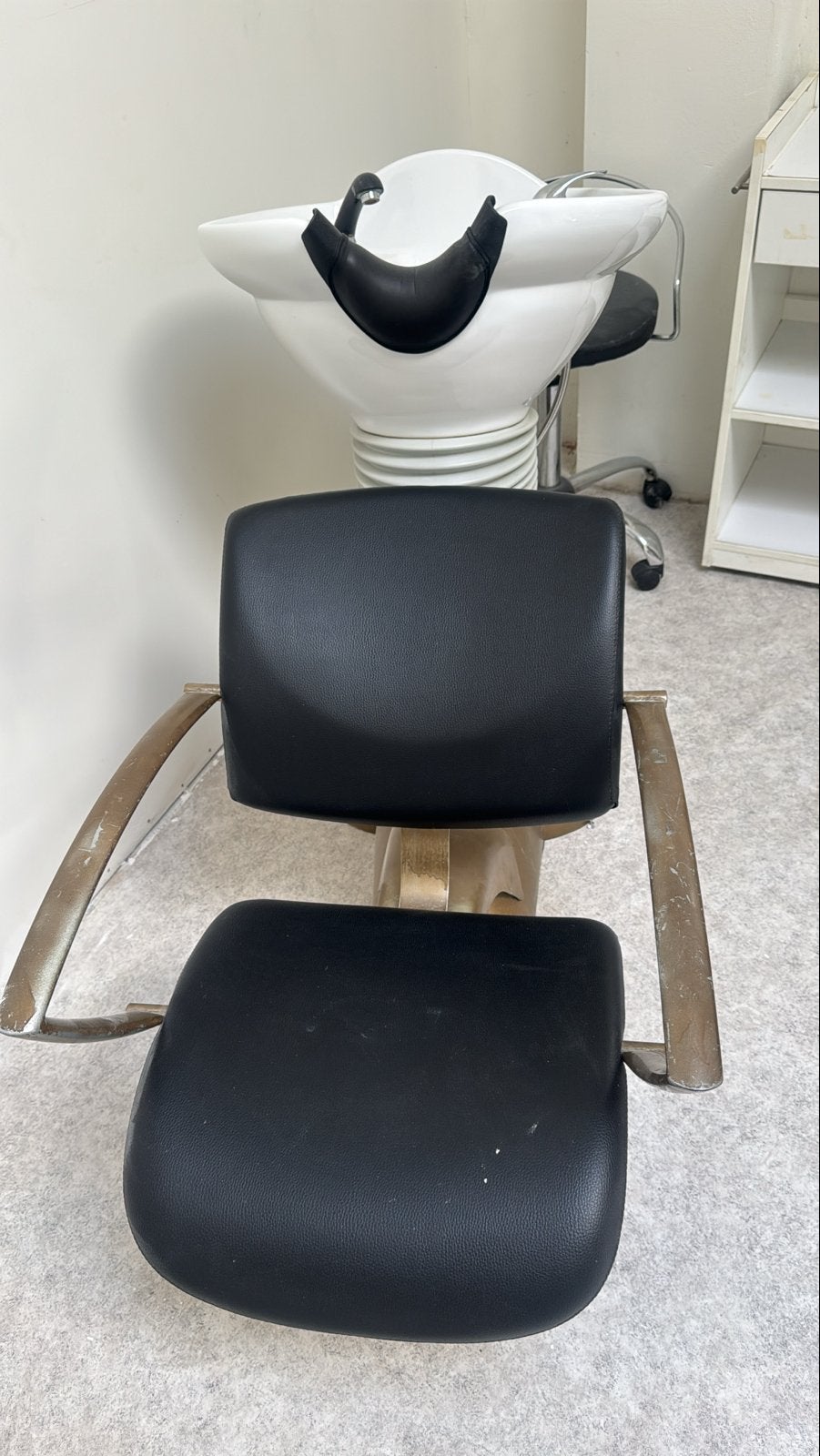 Kappersstoelen en wasbakken - Complete set, Huis en Inrichting, Stoelen, Ophalen, Gebruikt, Drie, Zwart