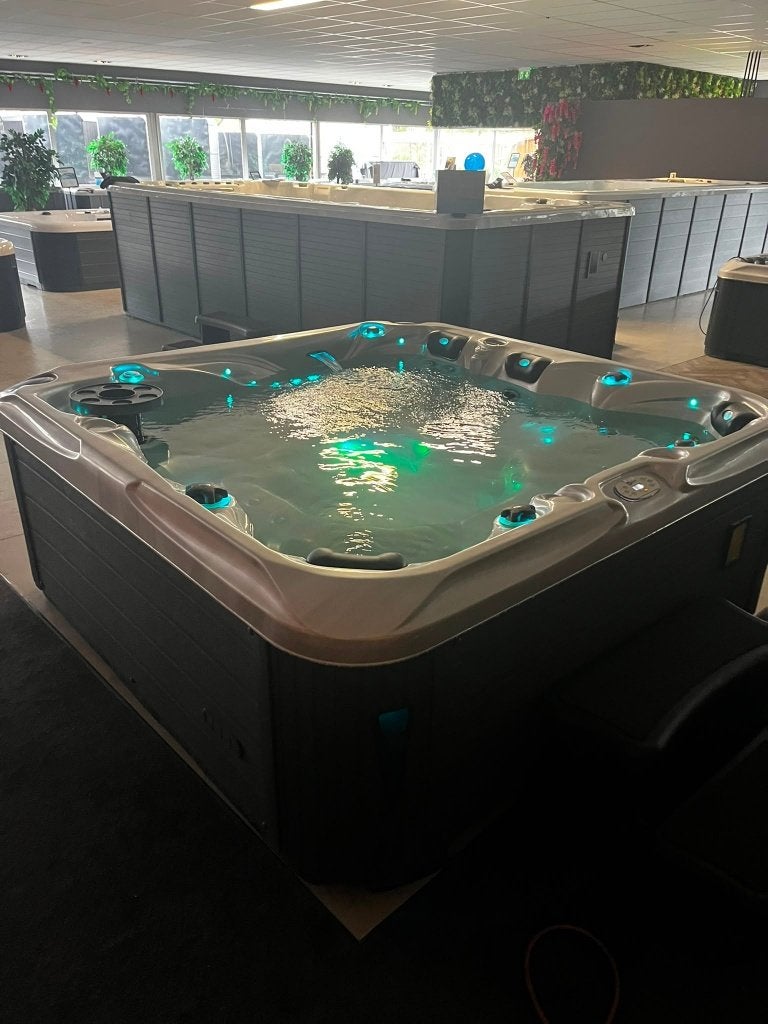 LUXE SPA / JACUZZI 6-PERS. 1 LIGPLAATS | 230 X 230 CM, Tuin en Terras, Ophalen, Zo goed als nieuw, Trap, Vast