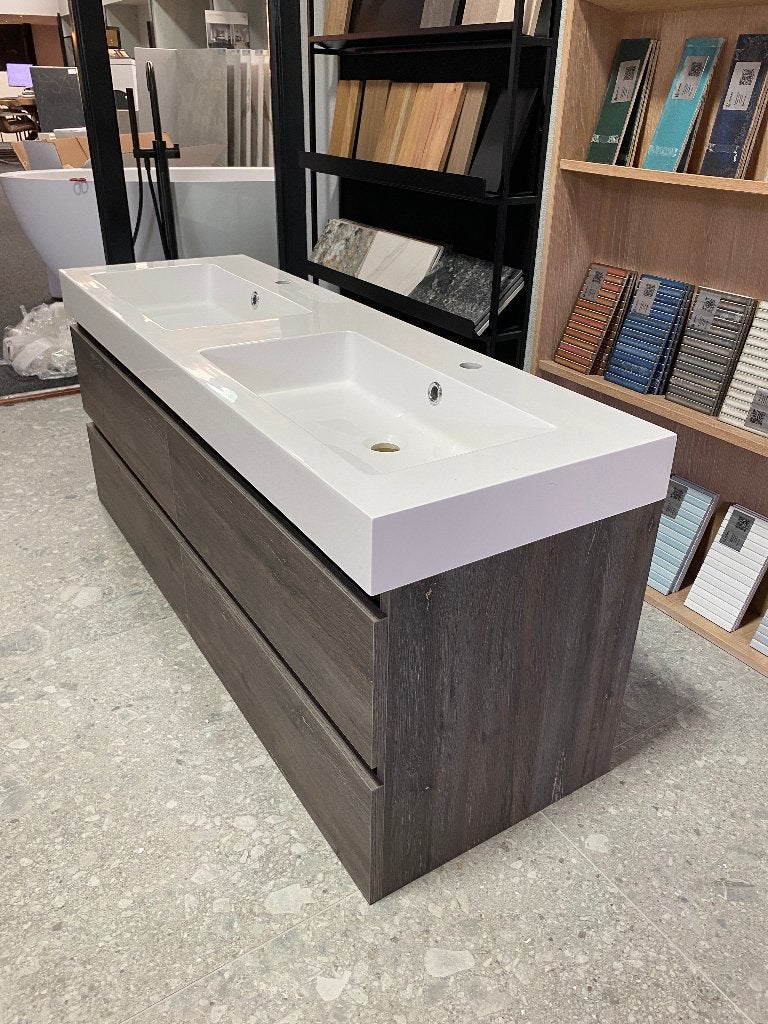 Badmeubel 140 cm showmodel van €2470 nu €850 WEG=WEG! NEW, Huis en Inrichting, Badkamer | Badkamermeubels, 100 tot 150 cm, Overige typen