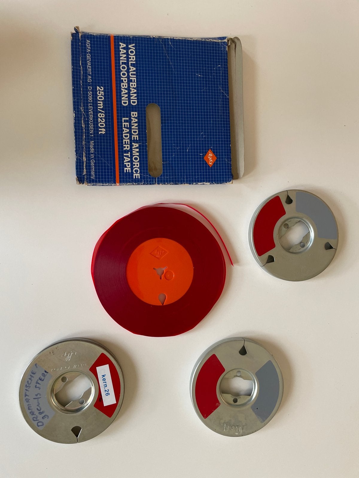 AGFA rode voorloopband en drie AEG kernen voor Bandrecorder, Ophalen of Verzenden, Onderdeel, Met banden