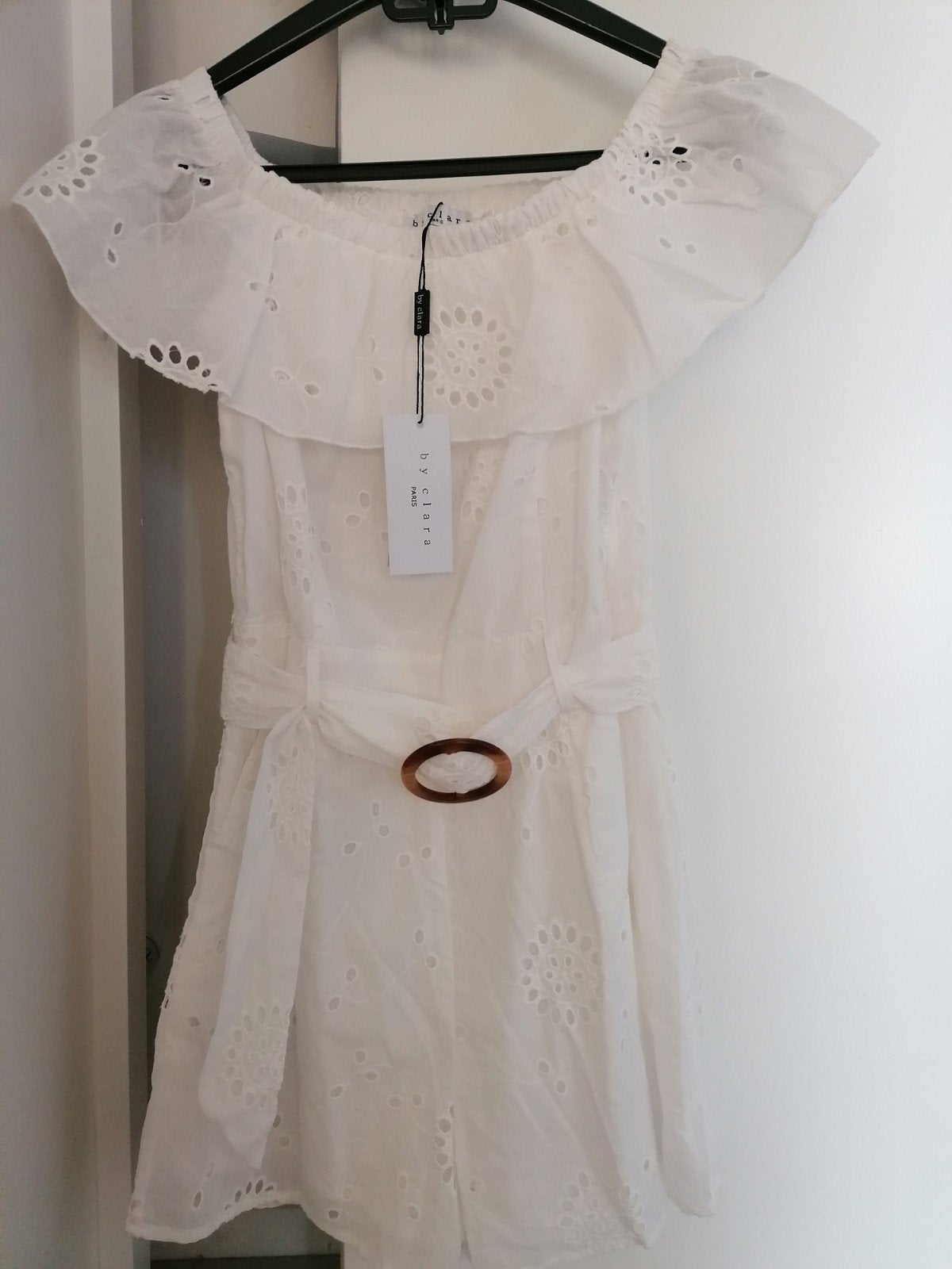 Nieuwe witte playsuit met broderie en ceintuur - By Clara, Wit, Nieuw, Ophalen of Verzenden, By Clara