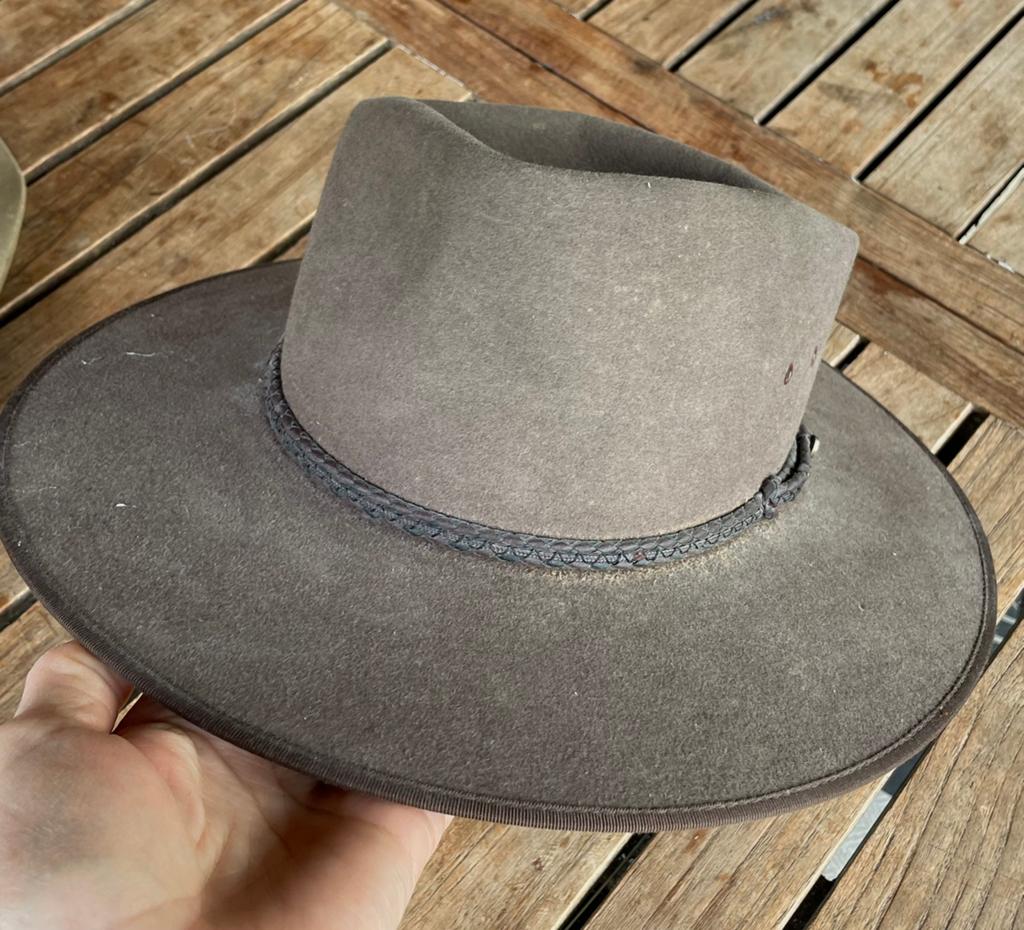 Prachtige origineel Australische bruine Akubra hoed mt 57., Kleding | Dames, Hoeden en Petten, Ophalen of Verzenden, Zo goed als nieuw