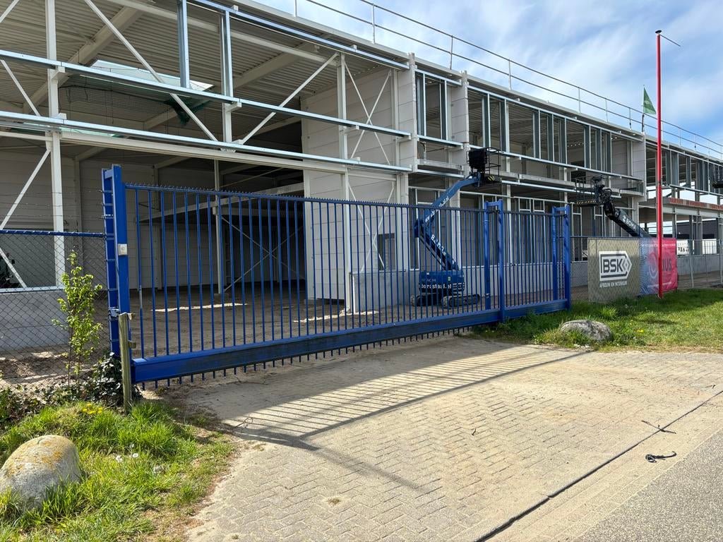 Schuifhek 10 mtr breed voor bedrijfspand, Tuin en Terras, Tuinhekken en Hekwerk, Ophalen, Met poort, Gebruikt, Spijlenhekwerk