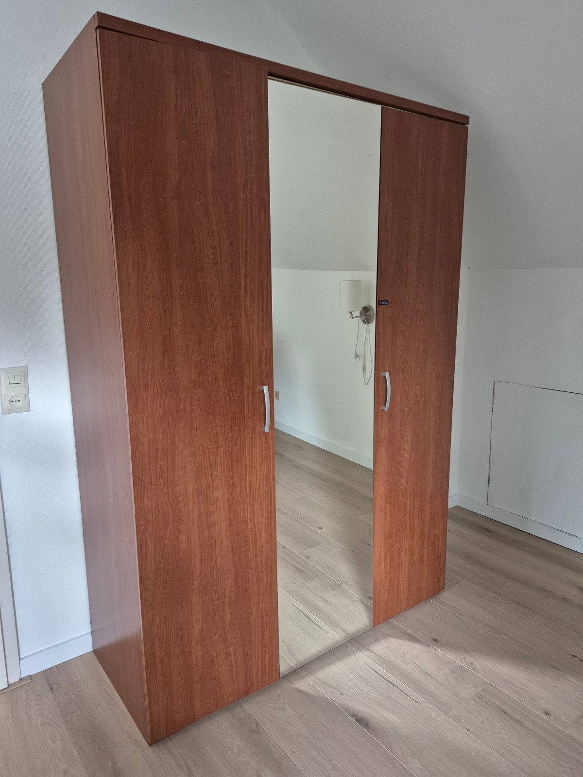 Gratis linnenkast met spiegel, zelf demonteren, Ophalen, Met deur(en), Gebruikt, 100 tot 150 cm